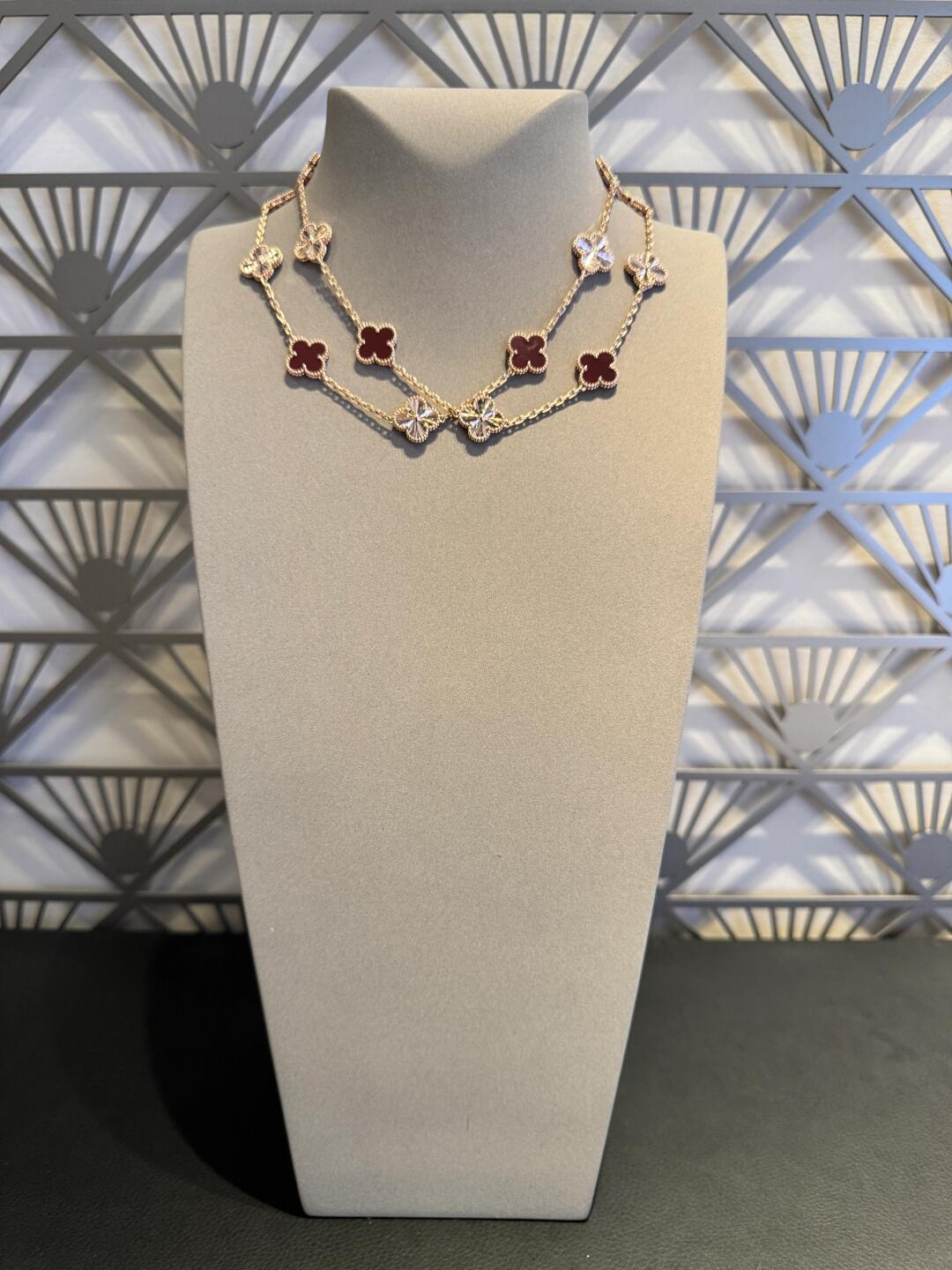 [NOVO]CLOVER 20 MOTIFS LASER CARNELIAN HALSKETTE