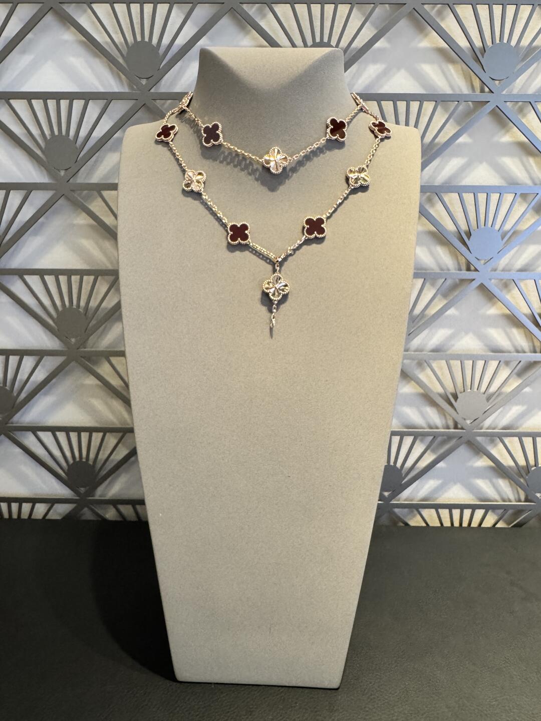 [NOVO]CLOVER 20 MOTIFS LASER CARNELIAN HALSKETTE