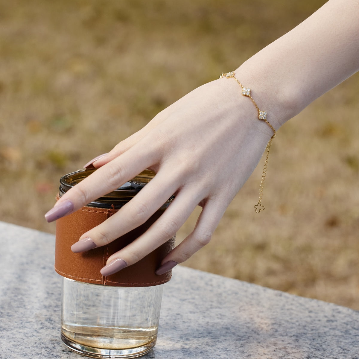 [NEU] Armband mit vierblättrigem Kleeblatt und hohlem Schmetterling