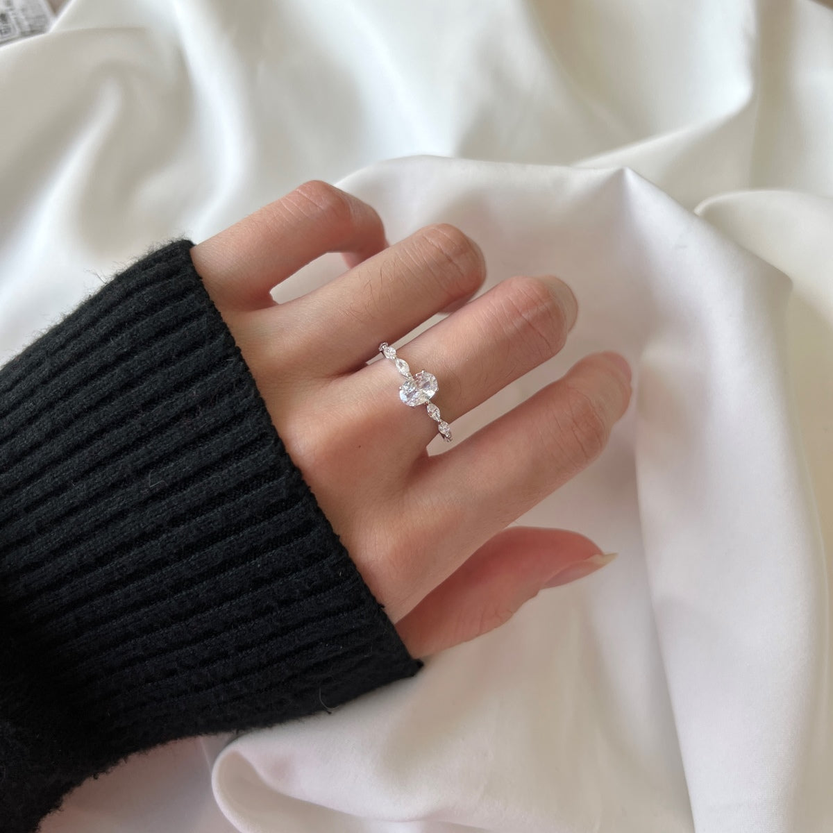 [GALE]0.75 Carat Luxurious Vibrant Elongated Cushion Cut Daily Ring