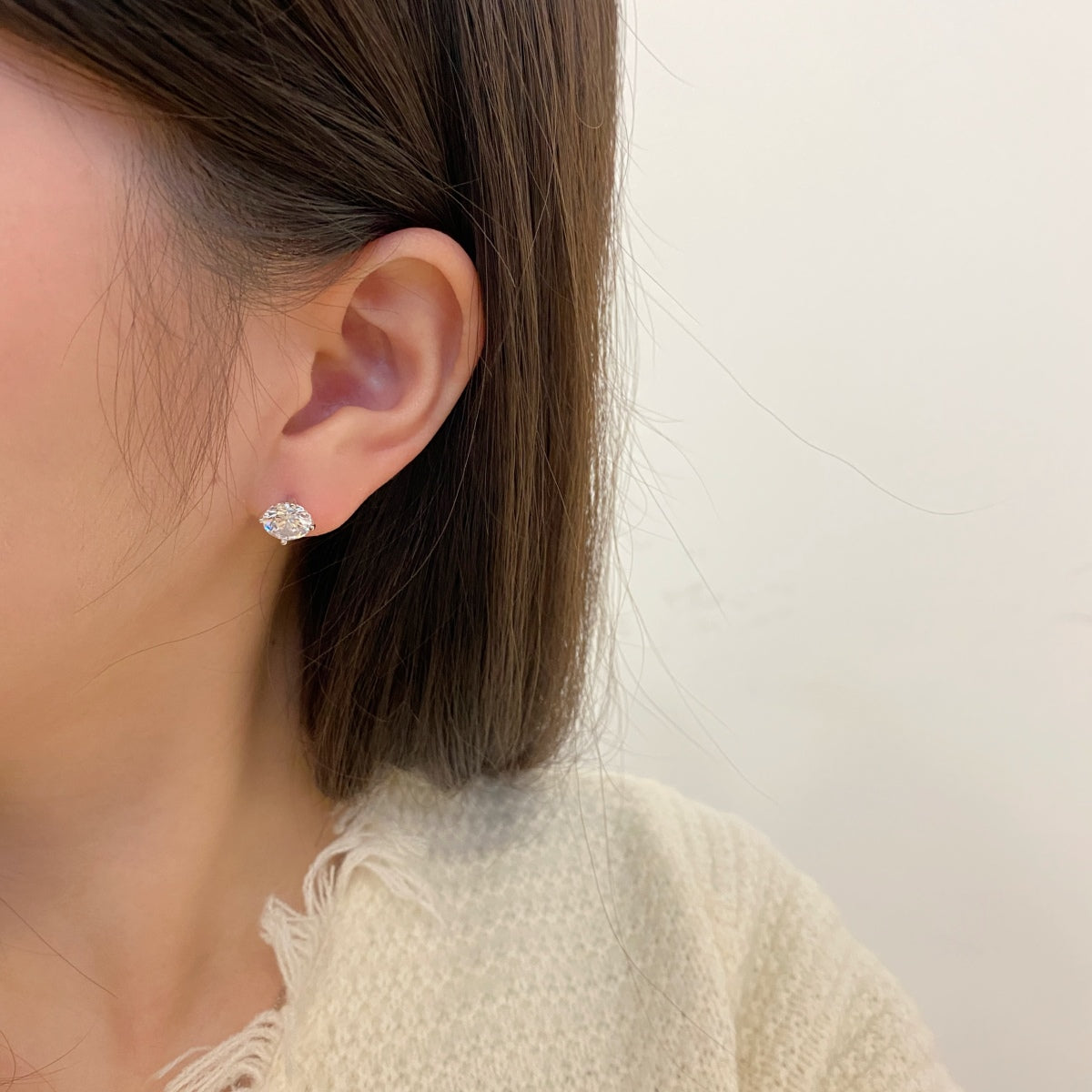 [NOVO]スタイリッシュな光沢のあるラウンドセンターストーンスタッドピアス