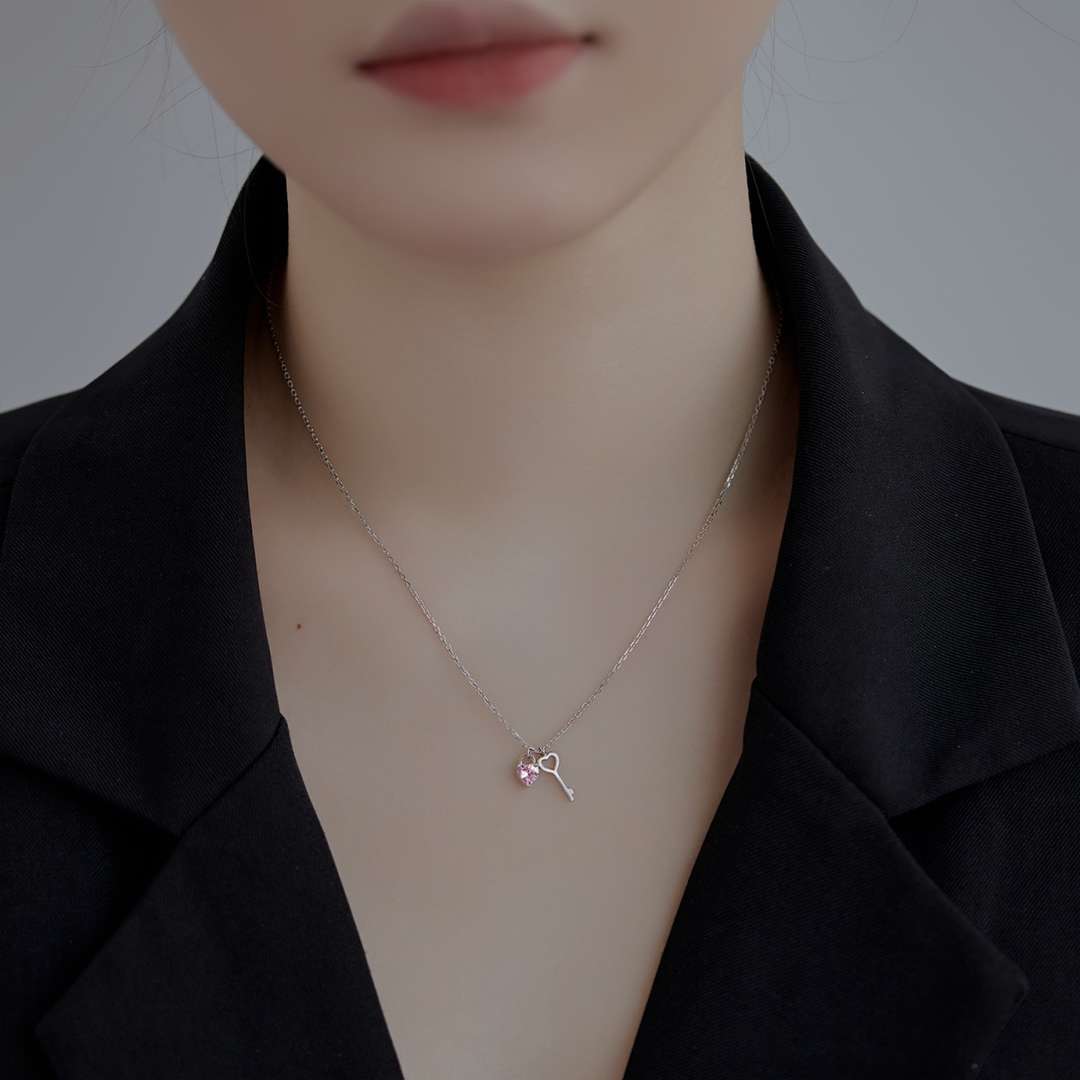 [NOVO]ユニークなハート型キーペンダントネックレス