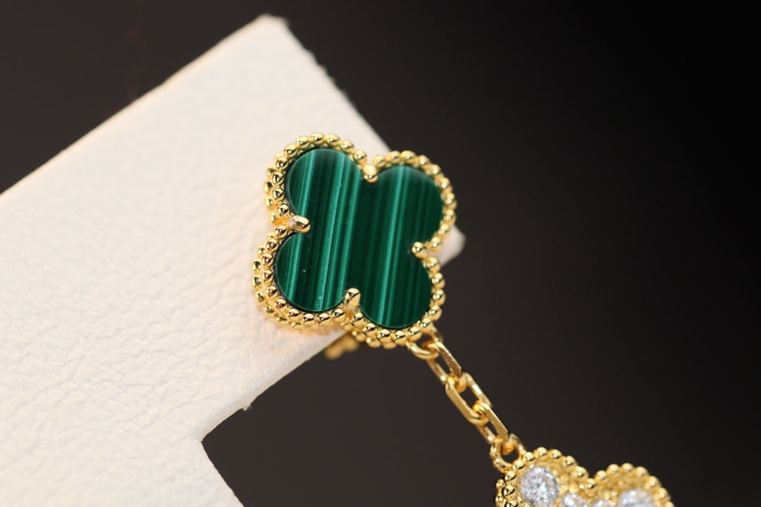 [NOVO] Kleeblatt-Ohrringe aus Gold, Malachit und Diamanten mit 3 Motiven