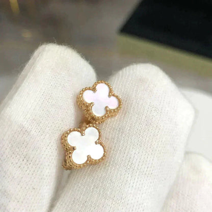 [NOVO]クローバー ミニ 9.5mm ホワイト モップ イヤリング