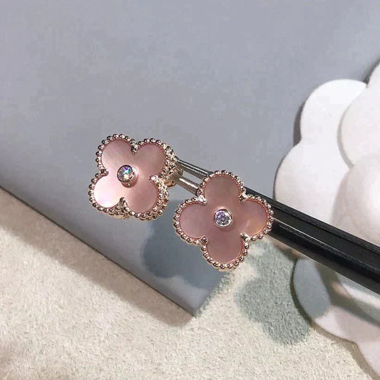 [NOVO]クローバー ミディアム 1モチーフ ピンク モップ ダイヤモンド イヤリング