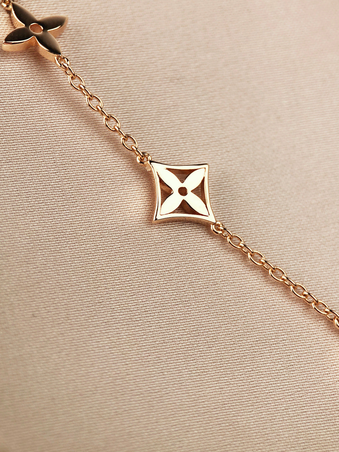 [NOVO]Stern- und Sonnenarmband mit 7 Motiven, Gold
