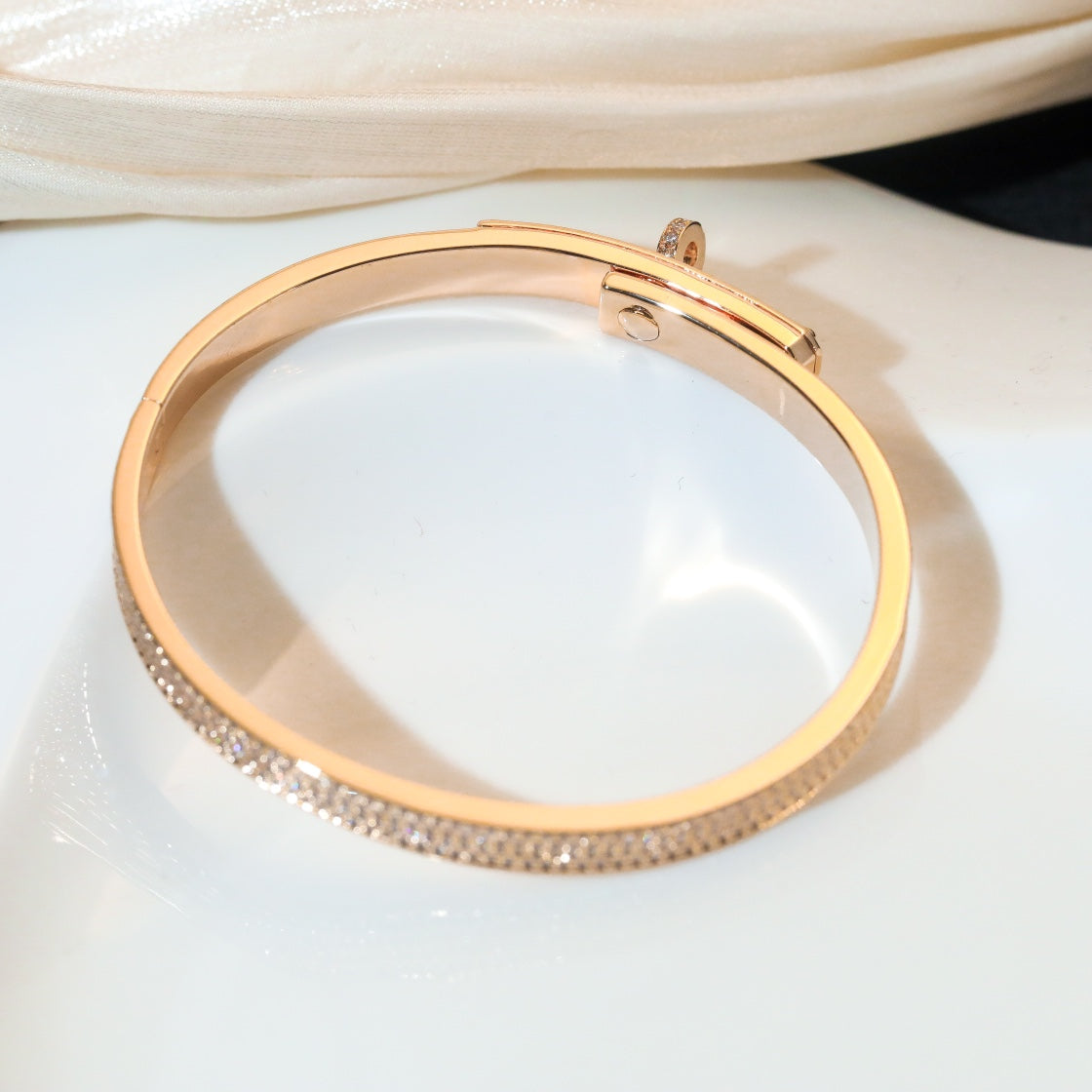 [NOVO]KELLY ARMBAND MIT DIAMANTENBESETZUNG 