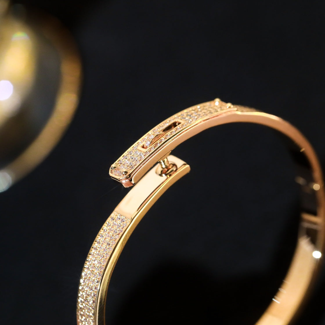 [NOVO]KELLY ARMBAND MIT DIAMANTENBESETZUNG 