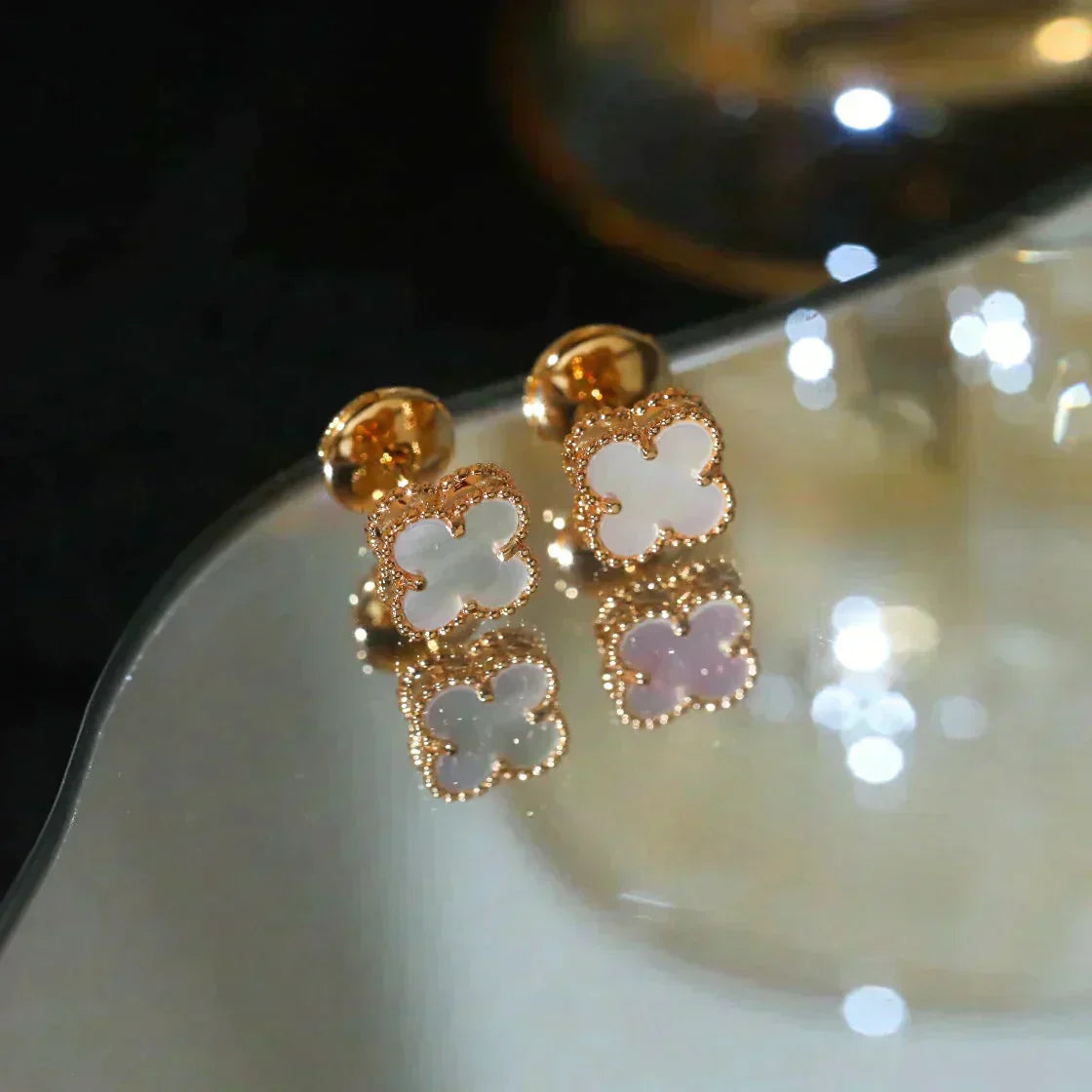 [NOVO]クローバー ミニ 9.5mm ホワイト モップ イヤリング