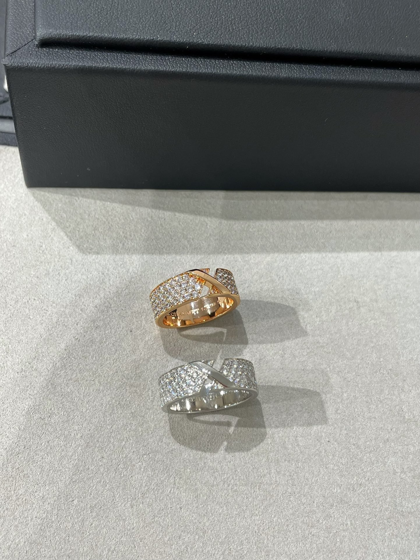 [NOVO]LIENS EVIDENCE DIAMOND PAVED RING