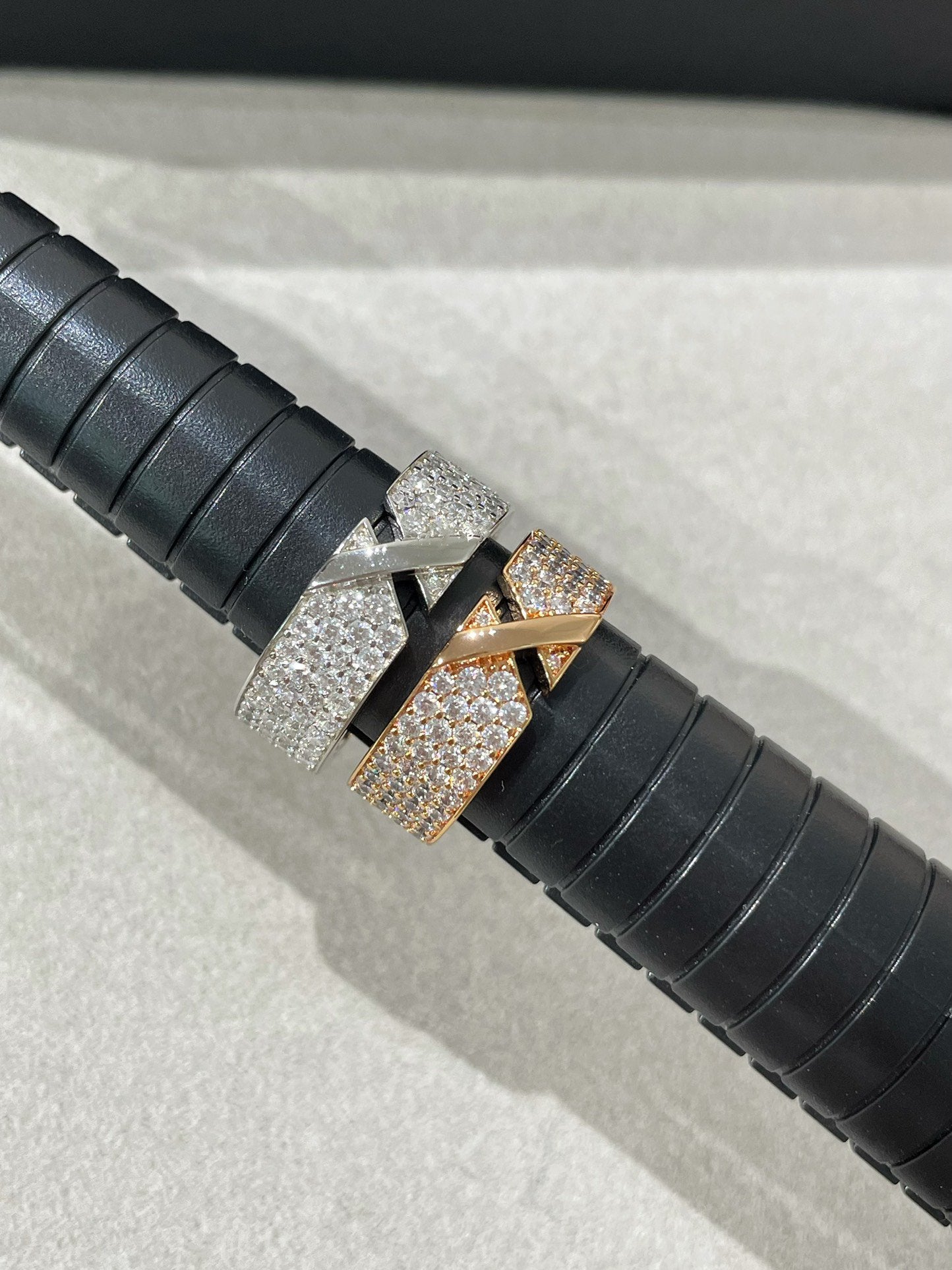 [NOVO]LIENS EVIDENCE DIAMOND PAVED RING