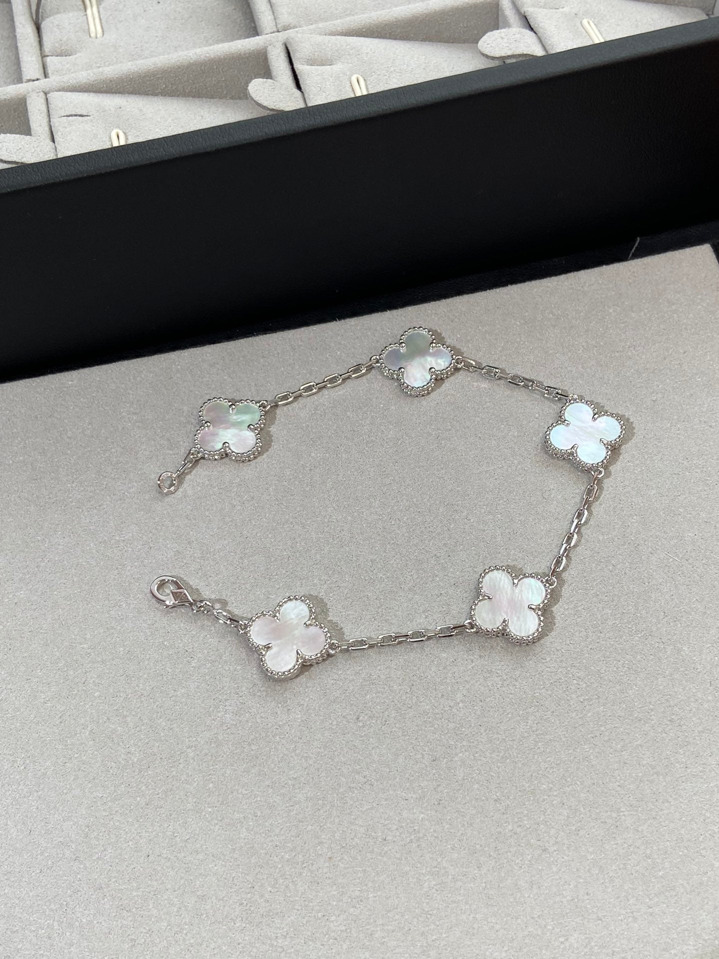 [GALE]CLOVER WHITE PEARL MOP 5 MOTIF BRACELET COLLECTION