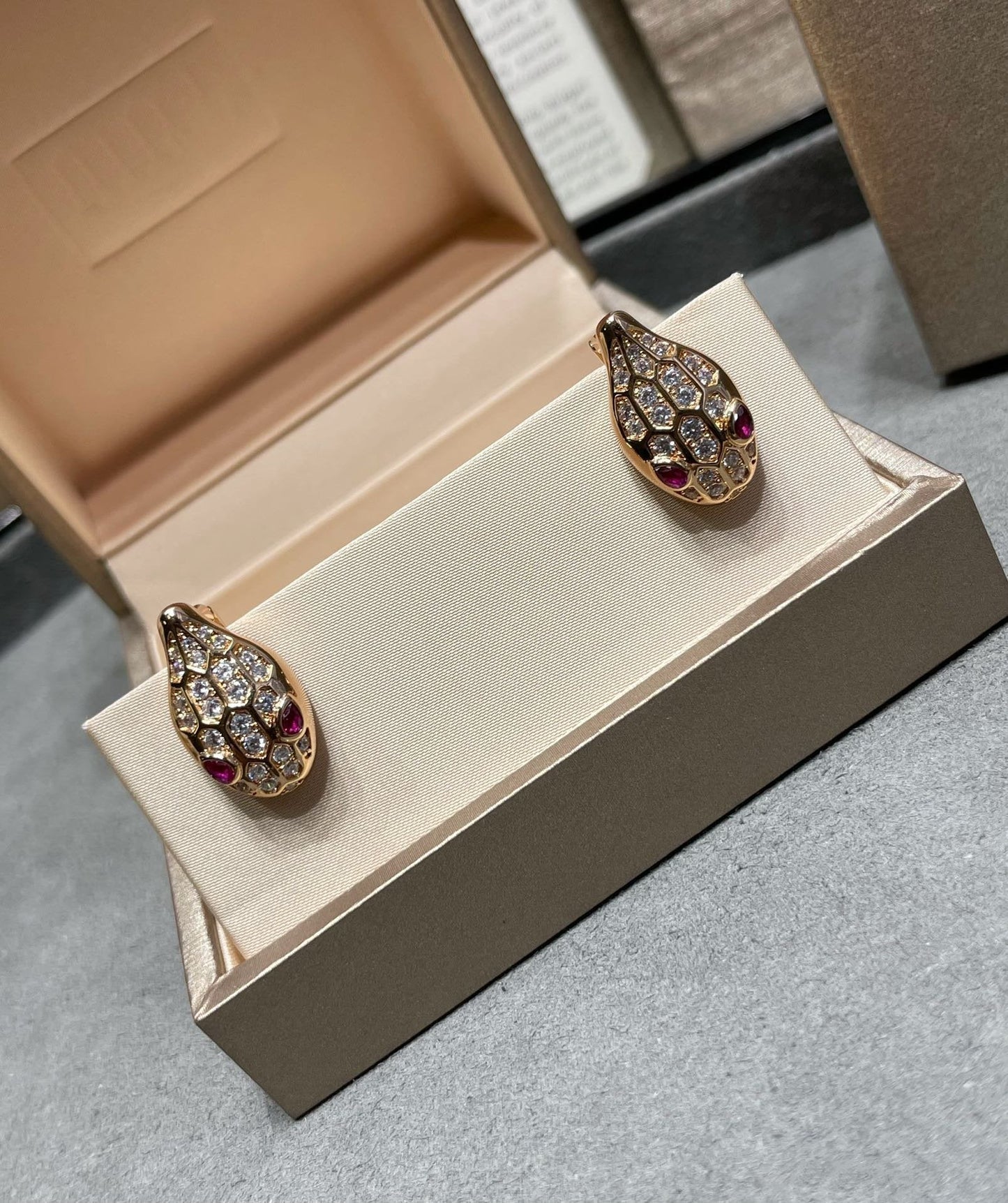 [GALE]SERPENT DIAMOND STUD EARRINGS