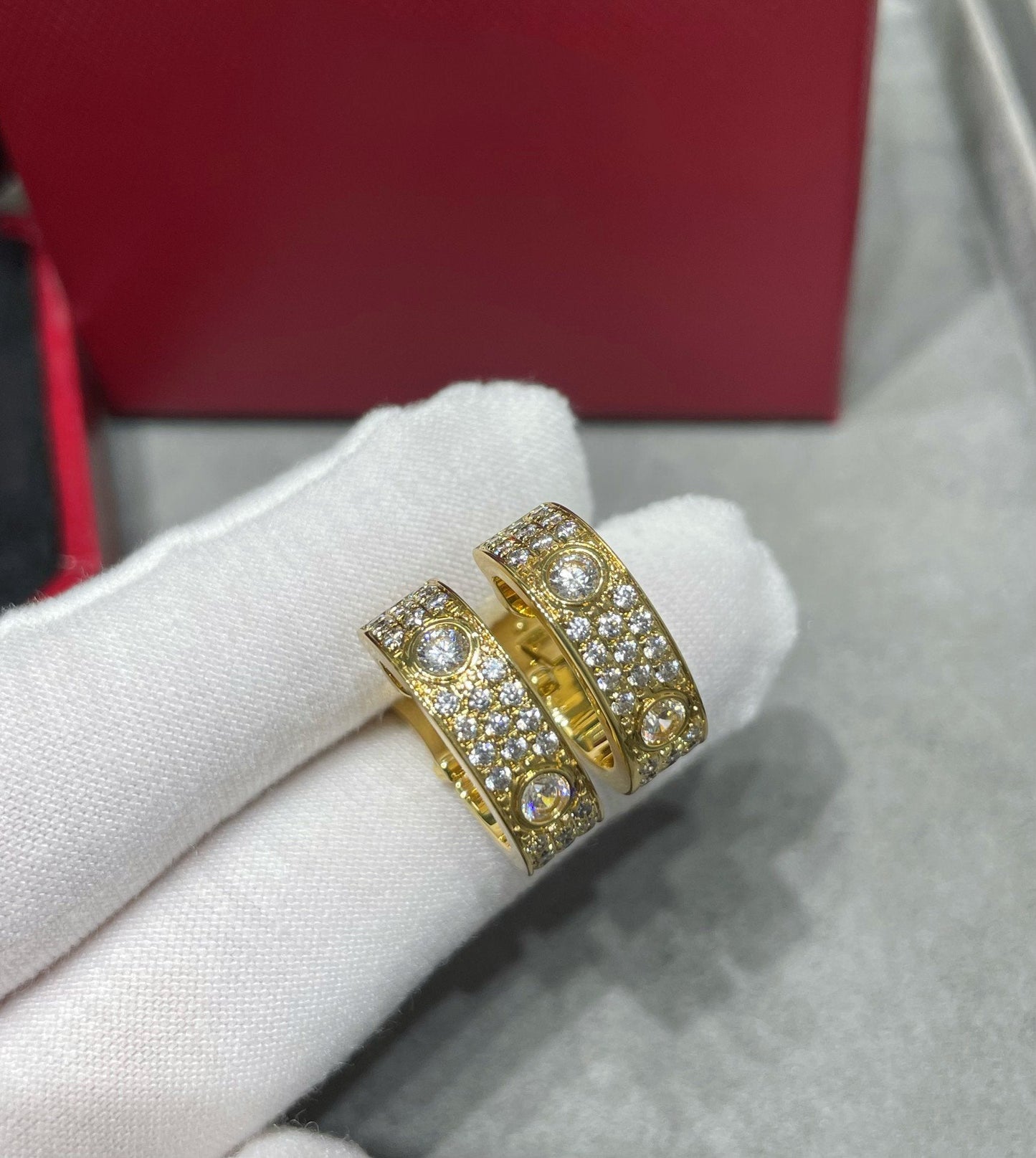 [NOVO] LOVE 5,5 MM DIAMANT-PAVED-OHRRINGE