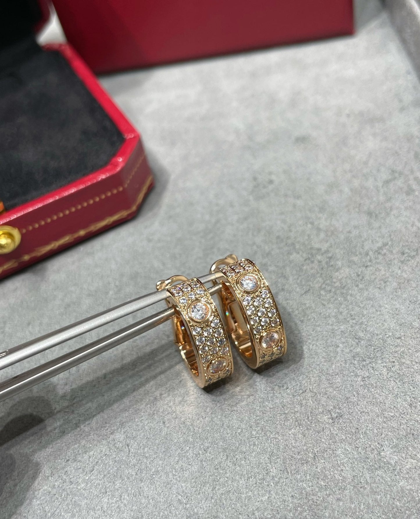 [NOVO] LOVE 5,5 MM DIAMANT-PAVED-OHRRINGE