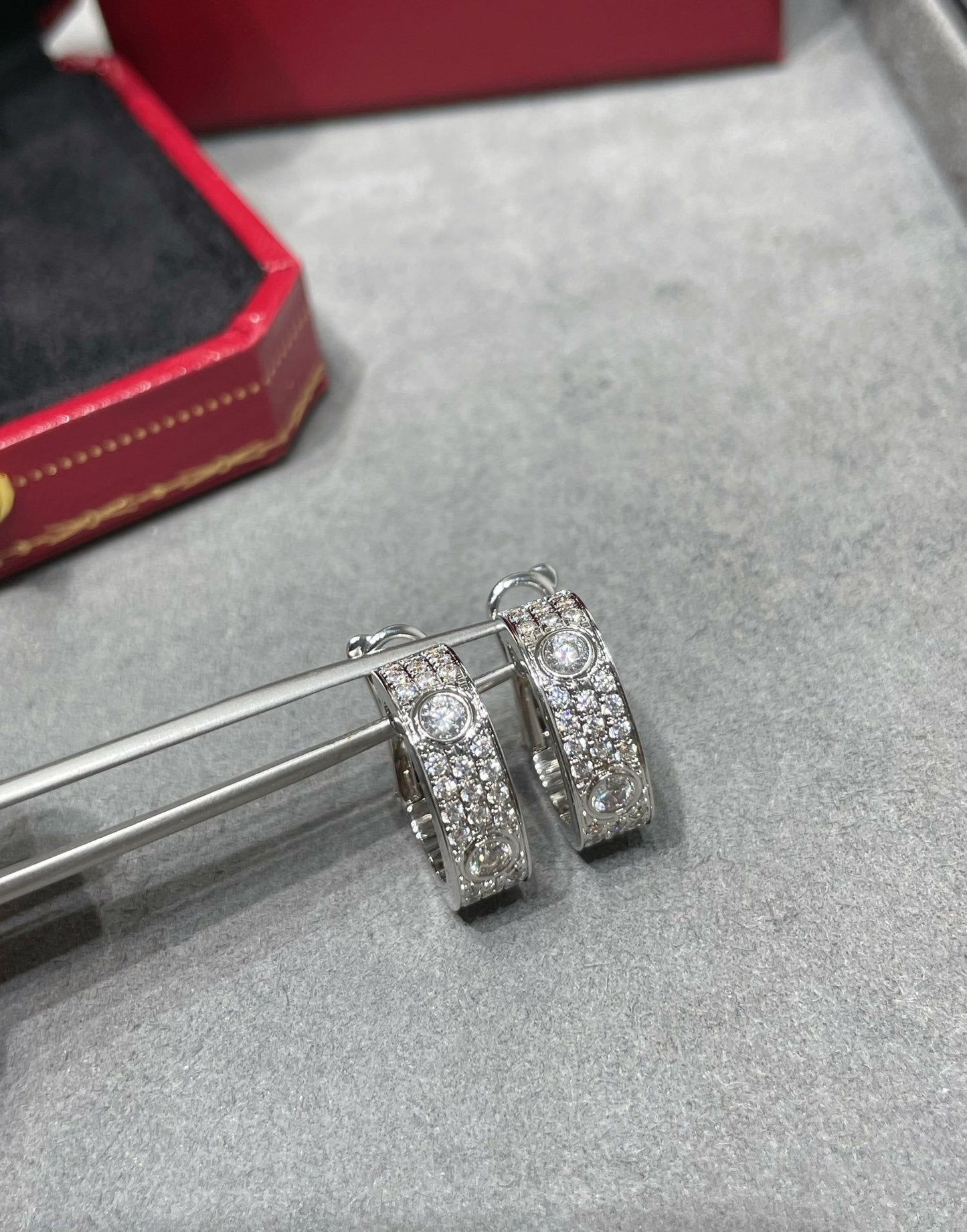 [NOVO] LOVE 5,5 MM DIAMANT-PAVED-OHRRINGE