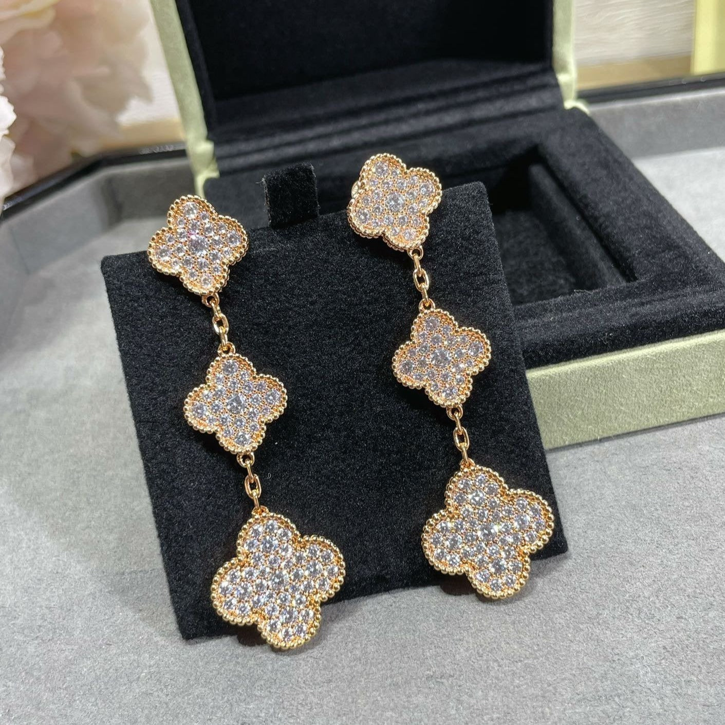 [NOVO] KLEE-OHRRINGE MIT 3 MOTIVEN, DIAMANTENBESETZT, ROSÉGOLD