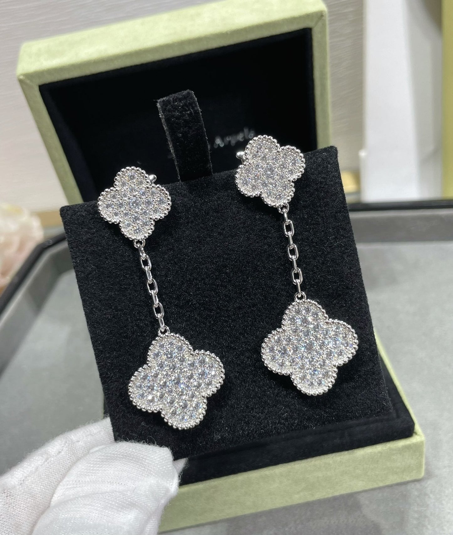 [NOVO] KLEE-OHRRINGE AUS SILBER MIT DIAMANTENBESETZUNG UND 2 MOTIVEN