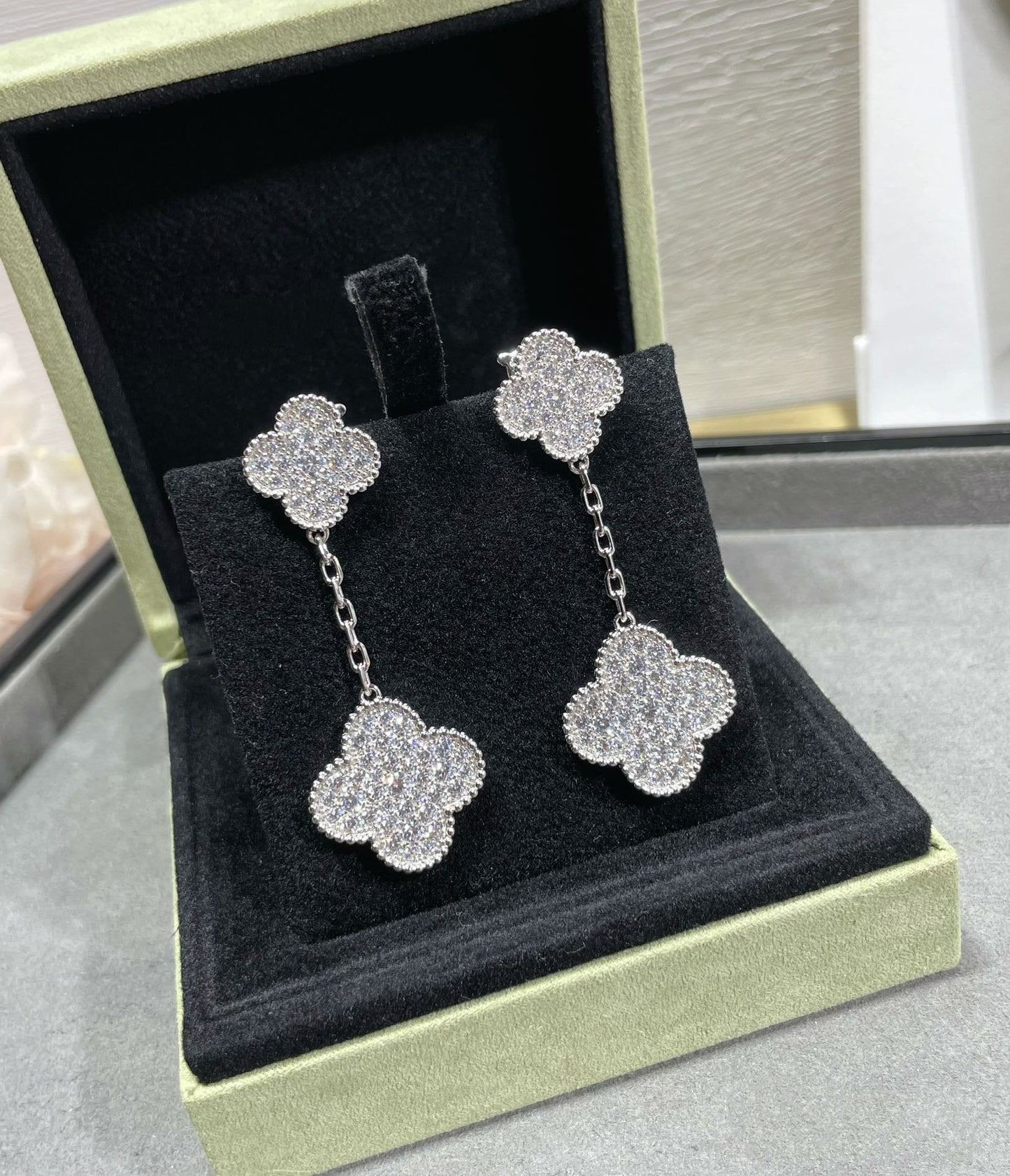 [NOVO] KLEE-OHRRINGE AUS SILBER MIT DIAMANTENBESETZUNG UND 2 MOTIVEN