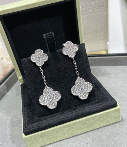 [NOVO] KLEE-OHRRINGE AUS SILBER MIT DIAMANTENBESETZUNG UND 2 MOTIVEN