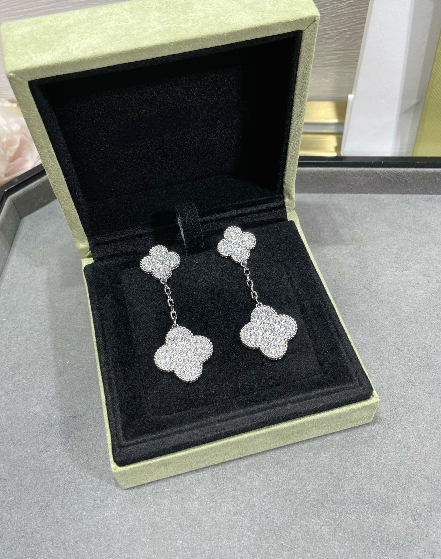 [NOVO] KLEE-OHRRINGE AUS SILBER MIT DIAMANTENBESETZUNG UND 2 MOTIVEN