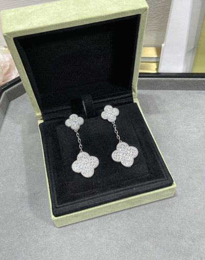 [NOVO] KLEE-OHRRINGE AUS SILBER MIT DIAMANTENBESETZUNG UND 2 MOTIVEN
