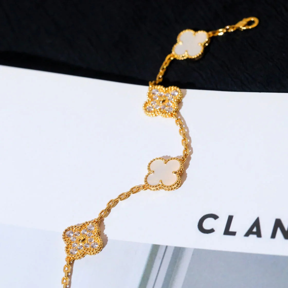 [GALE]CLOVER WHITE PEARL MOP 5 MOTIF BRACELET COLLECTION