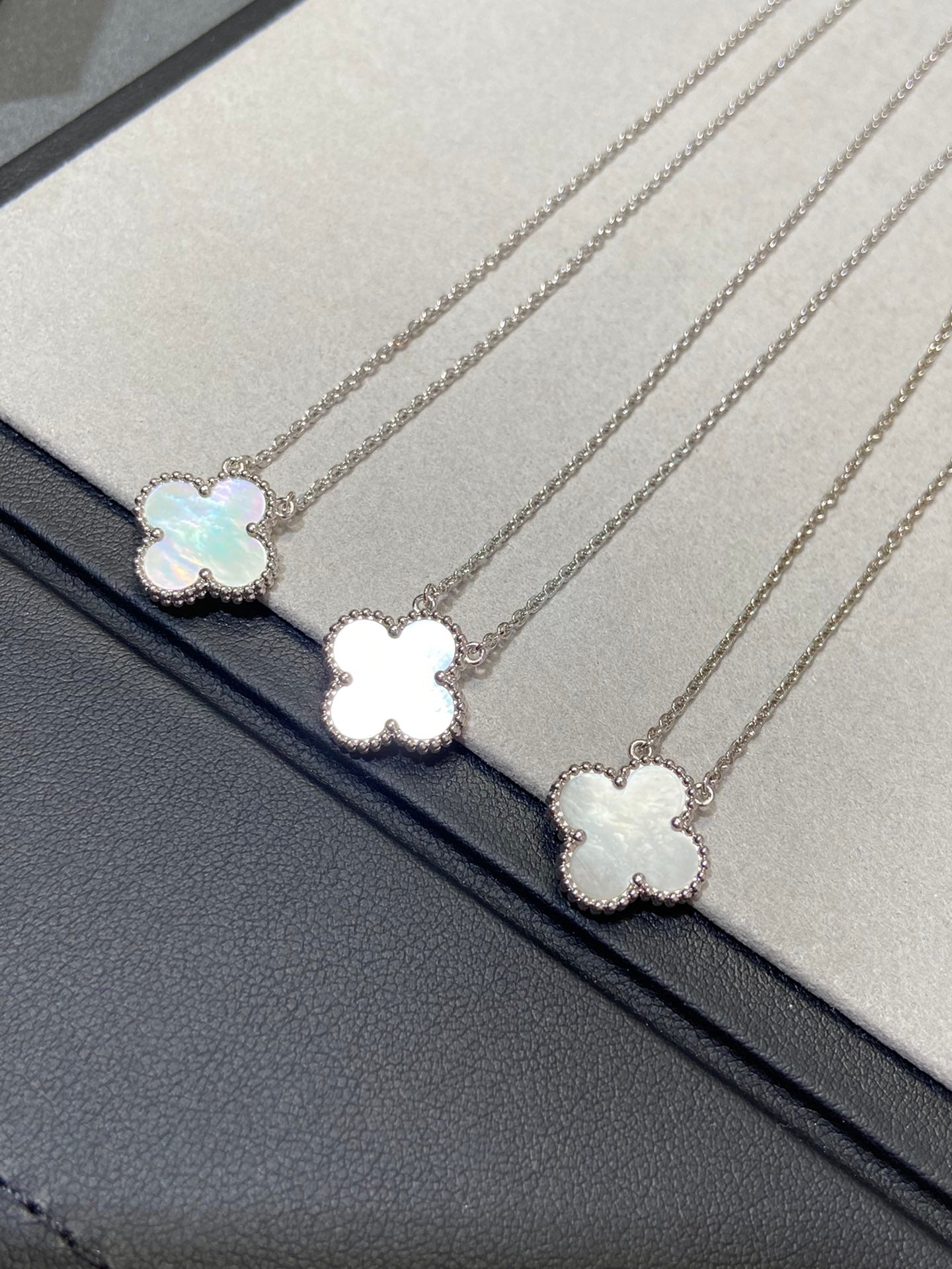 [GALE]CLOVER MEDIUM SILVER WHITE MOP NECKLACE