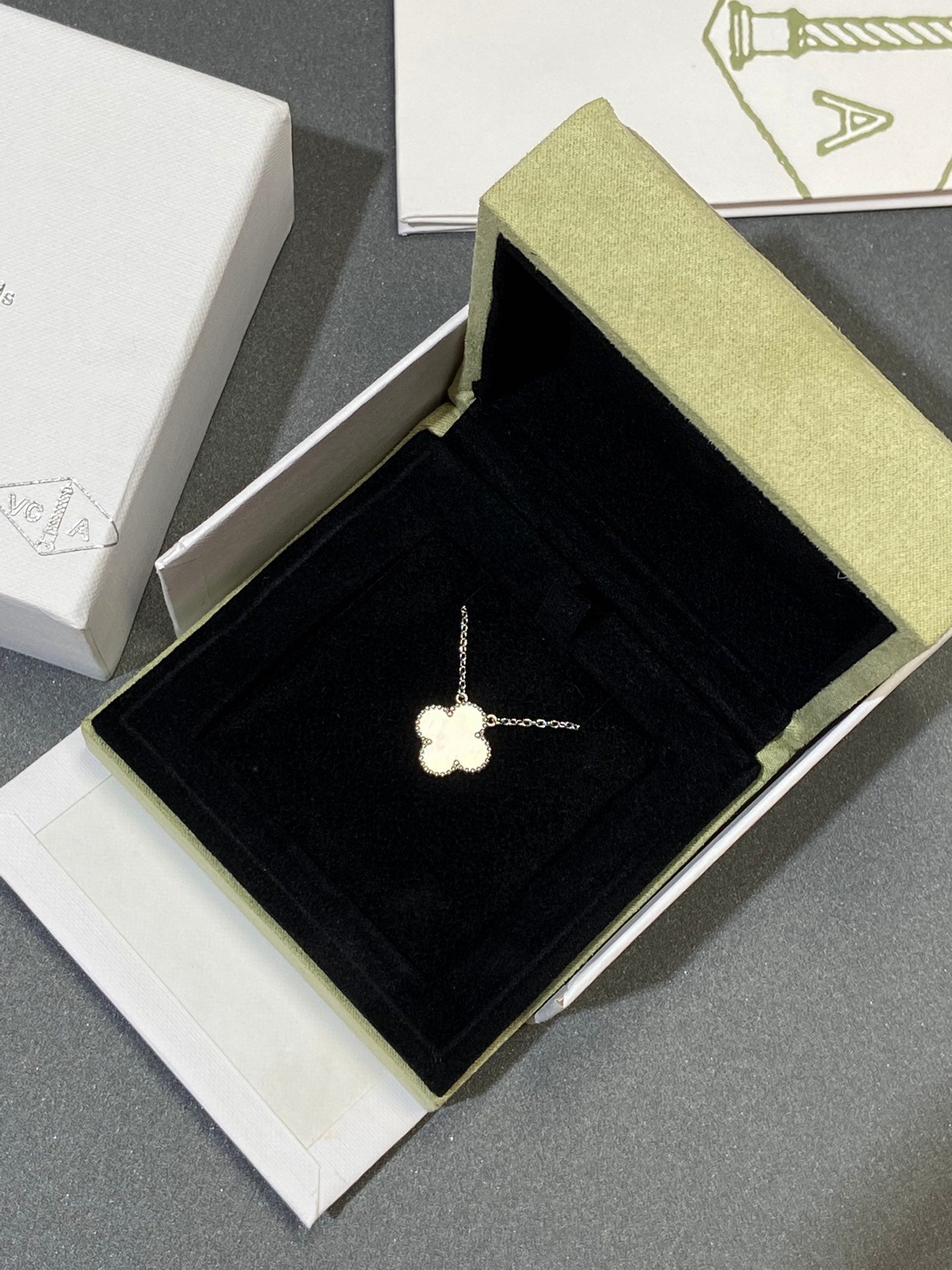[GALE]CLOVER MEDIUM SILVER WHITE MOP NECKLACE
