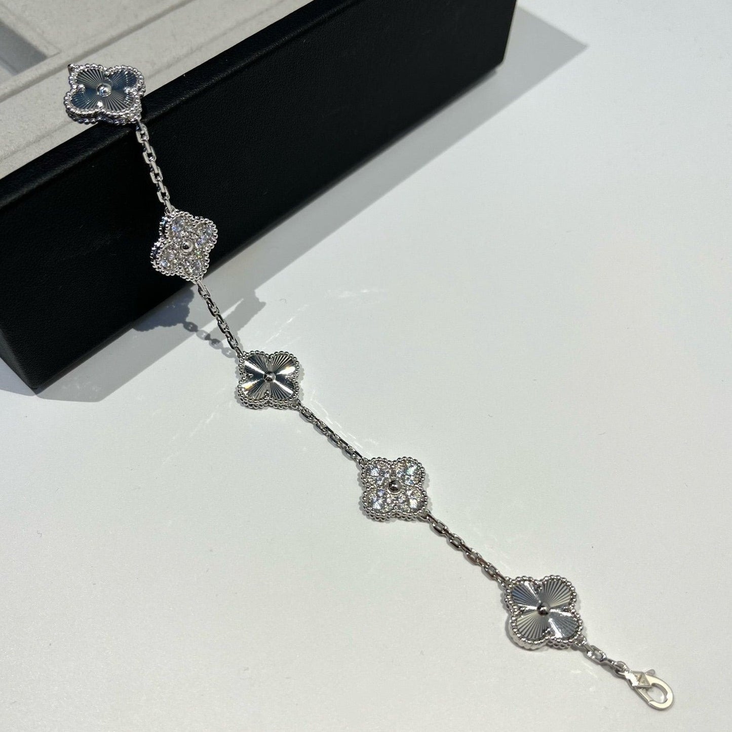 [GALE] CLOVER 5 MOTIF LASER BRACELET COLLECTION
