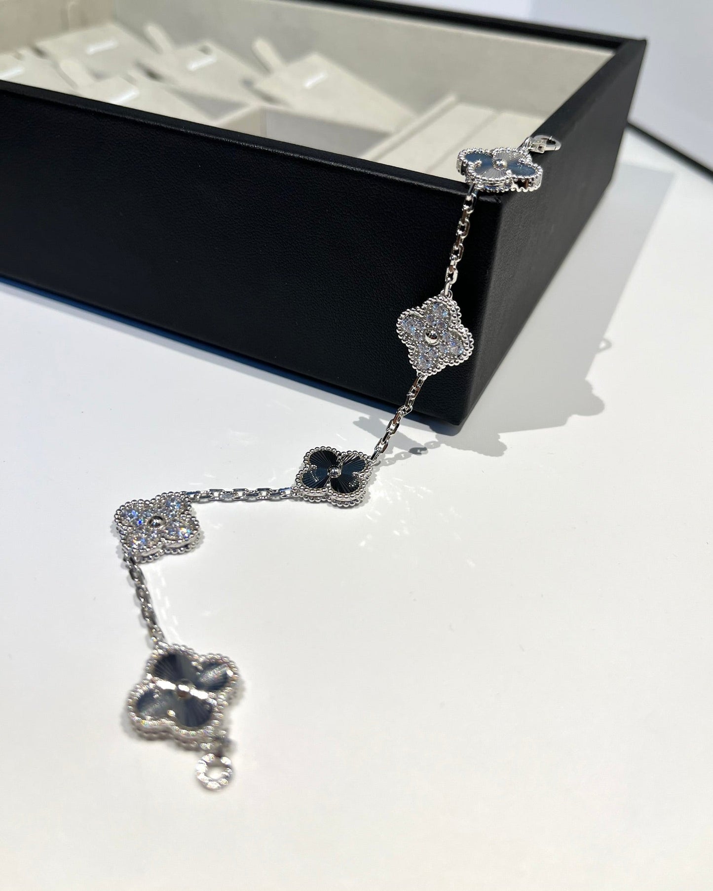 [GALE] CLOVER 5 MOTIF LASER BRACELET COLLECTION
