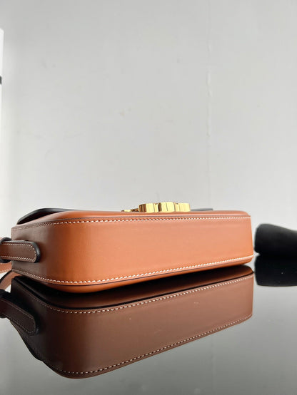 CLASSIC TRIOMPHE 20 BROWN CALFSKIN GOLD HARDWARE