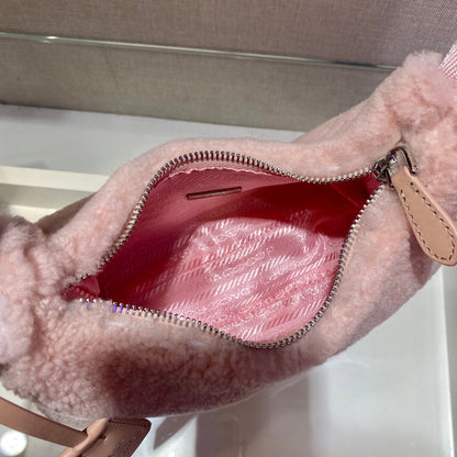 HOBO BAG 23 IN LIGHT PINK SHEARLING