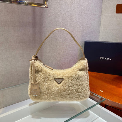 HOBO BAG 23 IN BEIGE SHEARLING