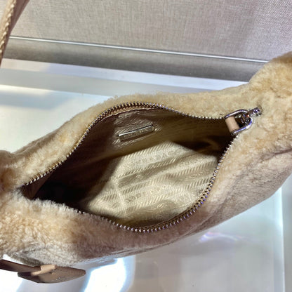 HOBO BAG 23 IN BEIGE SHEARLING
