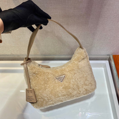 HOBO BAG 23 IN BEIGE SHEARLING