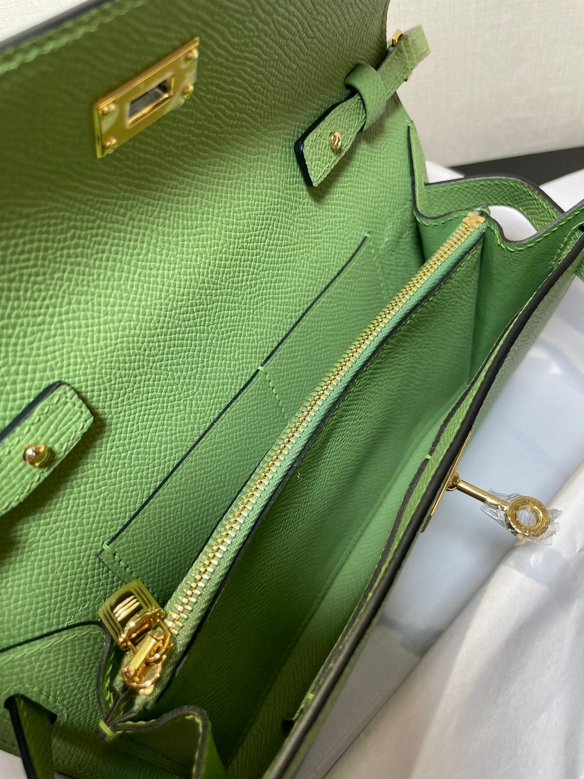 kelly to go wallet 20.5 green epsom gold hardware