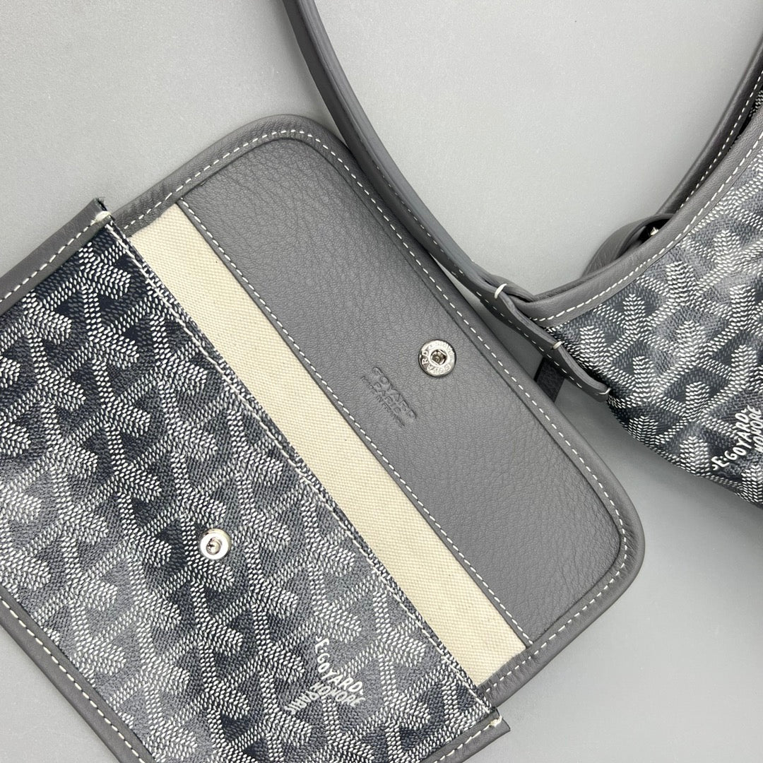 HOBO BOHÉME 34 IN GREY GOYARDINE CANVAS AND CALFSKIN