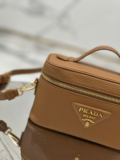 VANITY CASE 18 IN RUSSET BROWN GRAINED CALFSKIN GOLD HARDWARE
