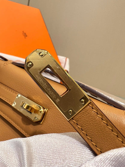 HM KELLY POCHETTE 22CM BROWN SWIFT GOLD HARDWARE