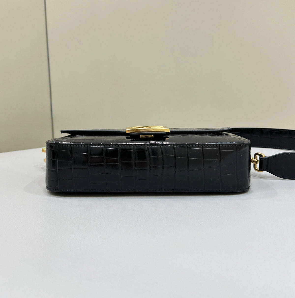 BAGUETTE 27 IN BLACK CROCODILE PATTERN GLOSSY CALFSKIN GOLD HARDWARE
