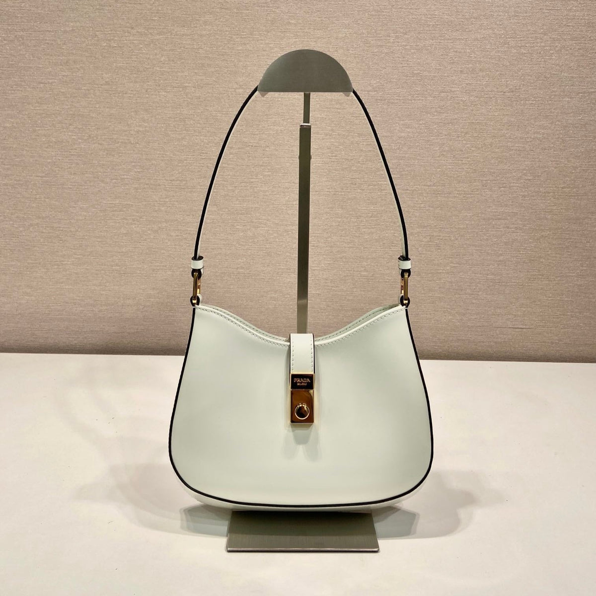 CLEO SHOULDER BAG 22 IN WHITE BRUSHED LAMBSKIN WITH CLASP CLOSURE