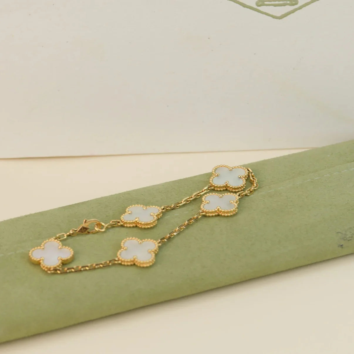[GALE]CLOVER WHITE PEARL MOP 5 MOTIF BRACELET COLLECTION