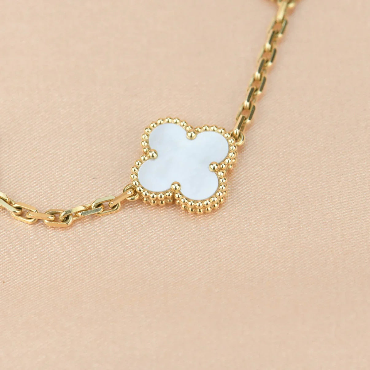 [GALE]CLOVER WHITE PEARL MOP 5 MOTIF BRACELET COLLECTION
