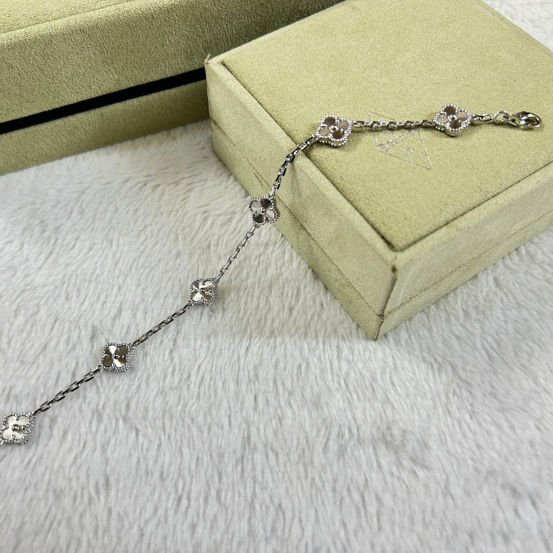 [NOVO]クローバー 6モチーフ ダイヤモンドブレスレット