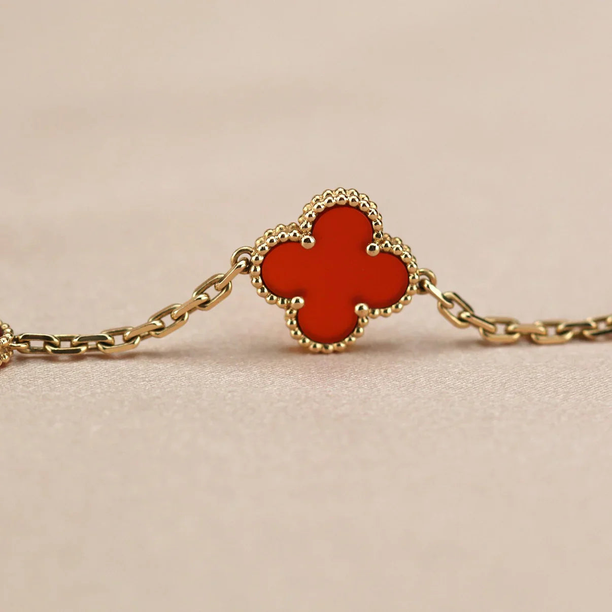 [GALE] CLOVER 5 MOTIF RED CORNELIAN BRACELET COLLECTION
