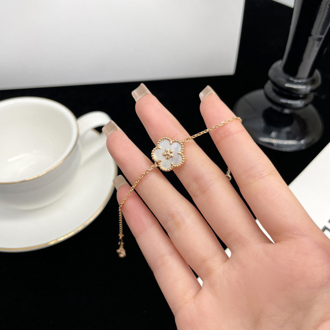 [GALE]LUCKY WHITE MOP PLUM BLOSSOM  BRACELET