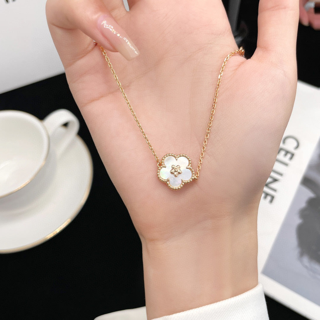 [GALE]LUCKY WHITE MOP PLUM BLOSSOM  BRACELET