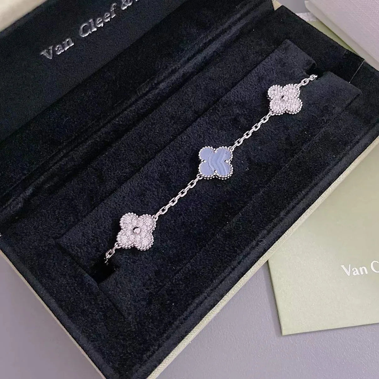 [GALE] CLOVER 5 MOTIF PURPLE CHALCEDONY BRACELET COLLECTION