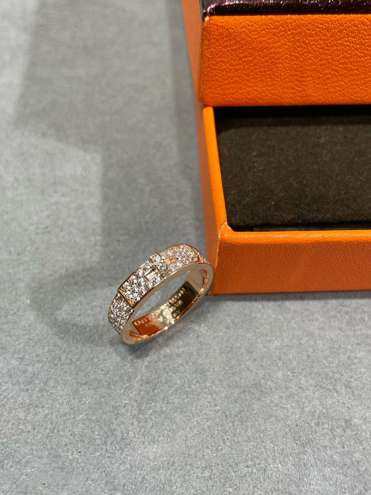 [NOVO]KELLY RING AUS ROSA GOLD MIT DIAMANTEN